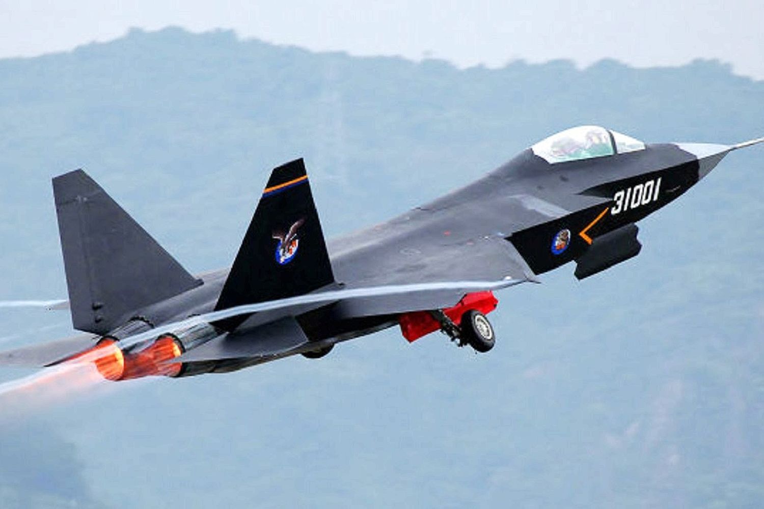 China tests new jet fighter FC-31 Gyrfalcon prototype